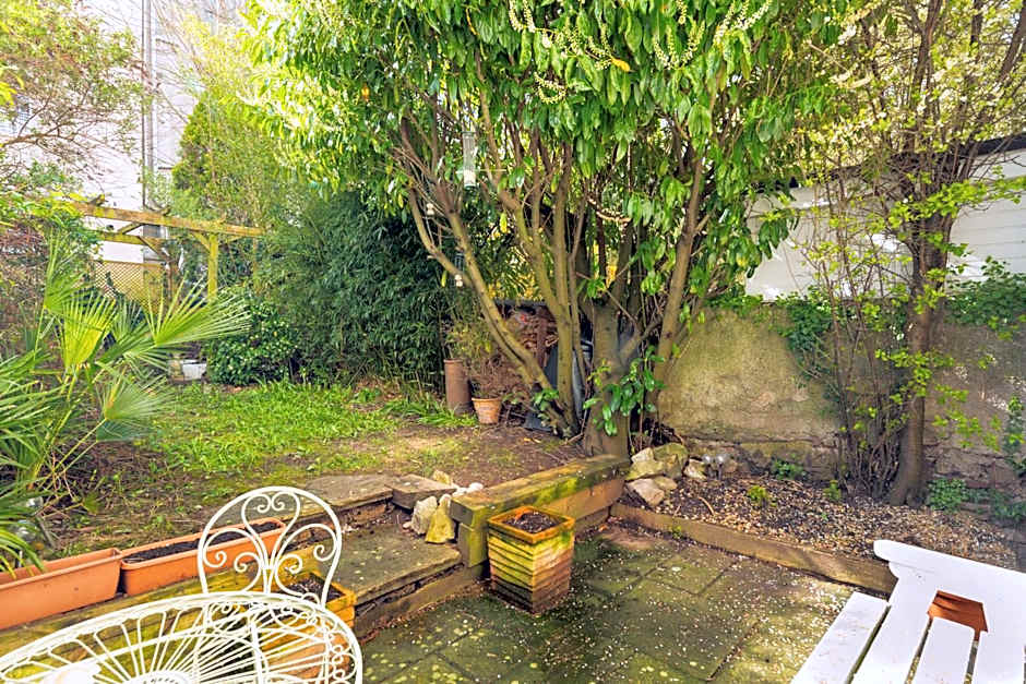 Idyllic Clifton Hideaway - Stunning Garden Flat