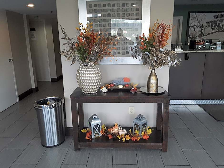 Super 8 by Wyndham Valdosta/Conf Center Area