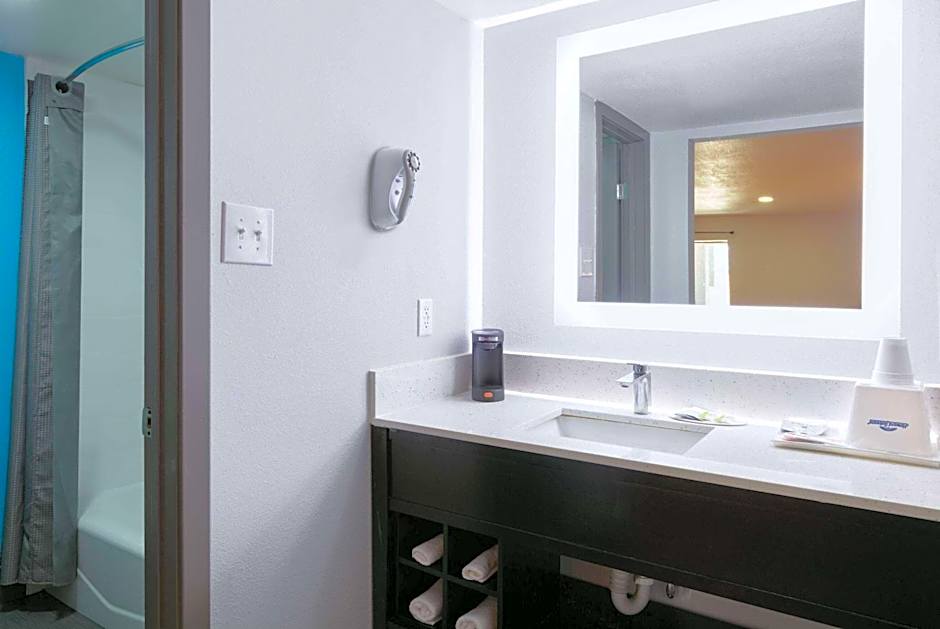 Howard Johnson by Wyndham San Marcos