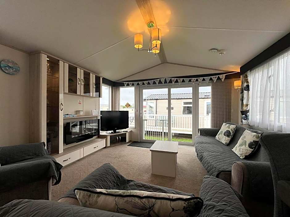 Heron 41, Scratby - California Cliffs, Parkdean, sleeps 6, pet friendly, bed linen and towels included - close to the beach