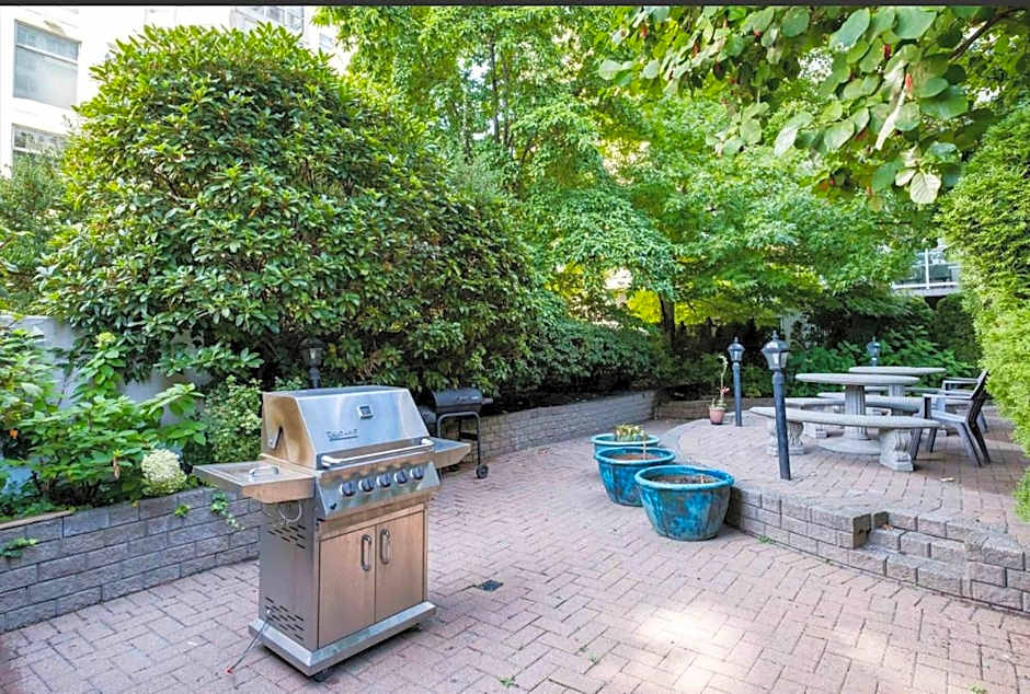 1BD+Den condo, with free parking in Downtown!