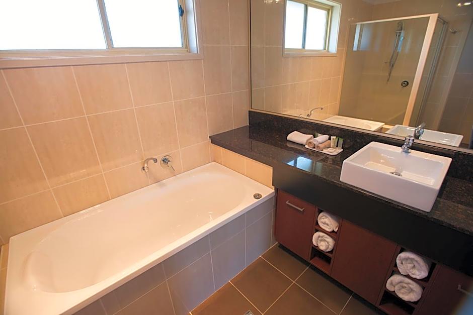 Best Western Plus All Settlers Motor Inn