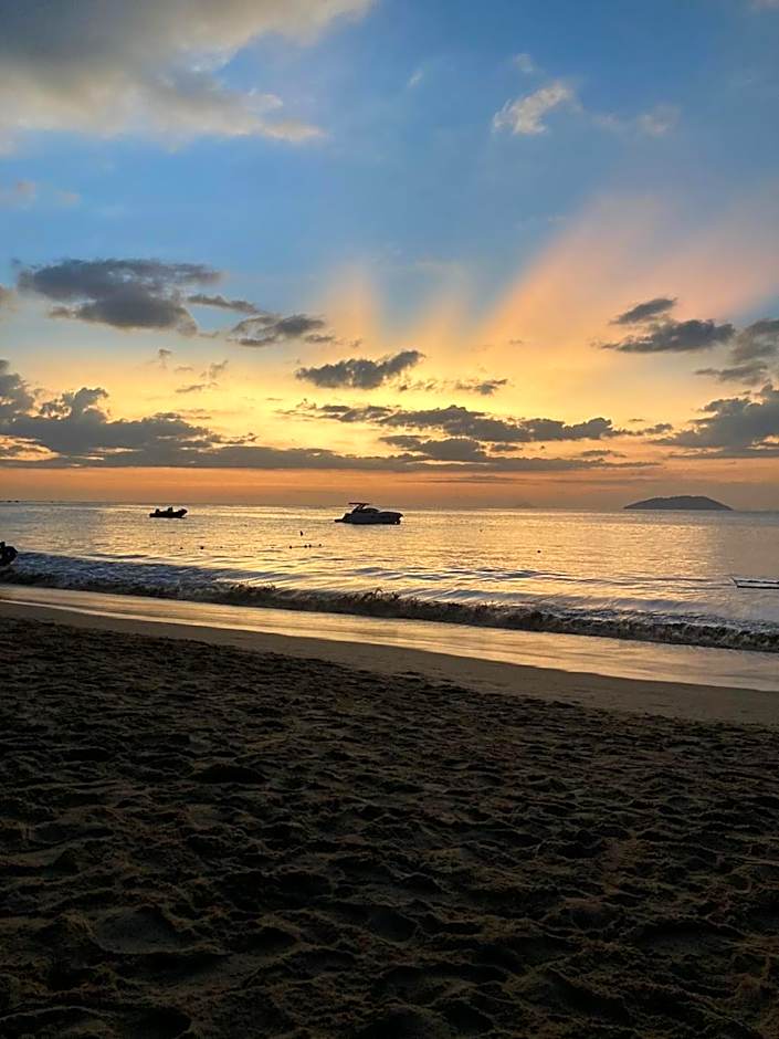 Suíte Pé na Areia- Espaço Independente na Praia do Curral com localização privilegiada - simplicidade e comodidade com o pôr do sol mais lindo de Ilhabela - melhor custo benefício para até 4 pessoas , na Av José Pacheco do Nascimento nº 7682