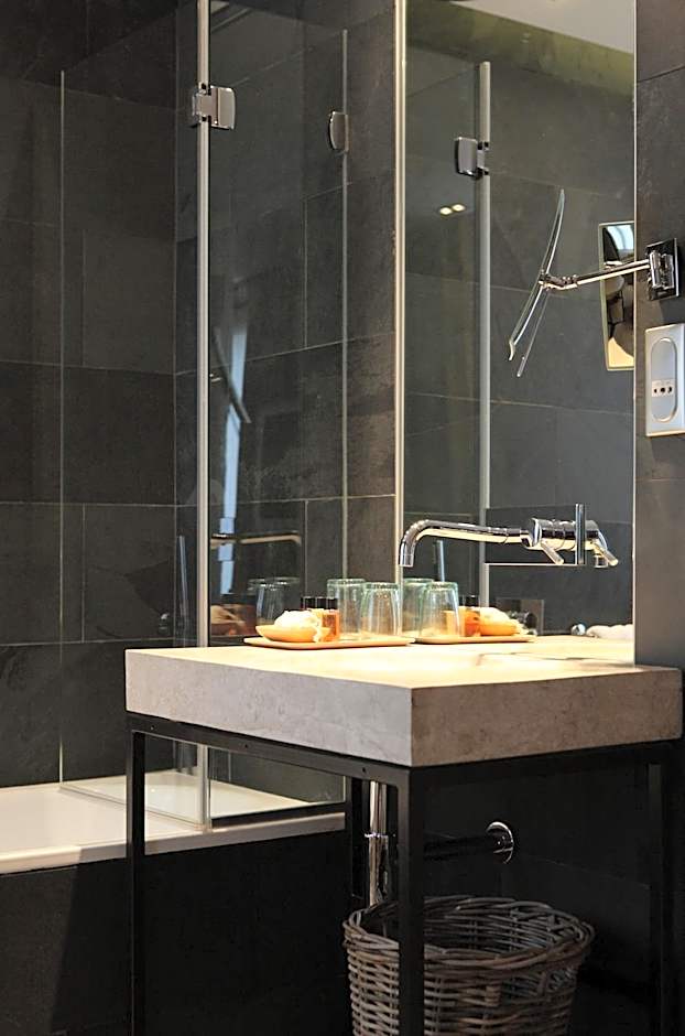 Hidden Hotel By Elegancia