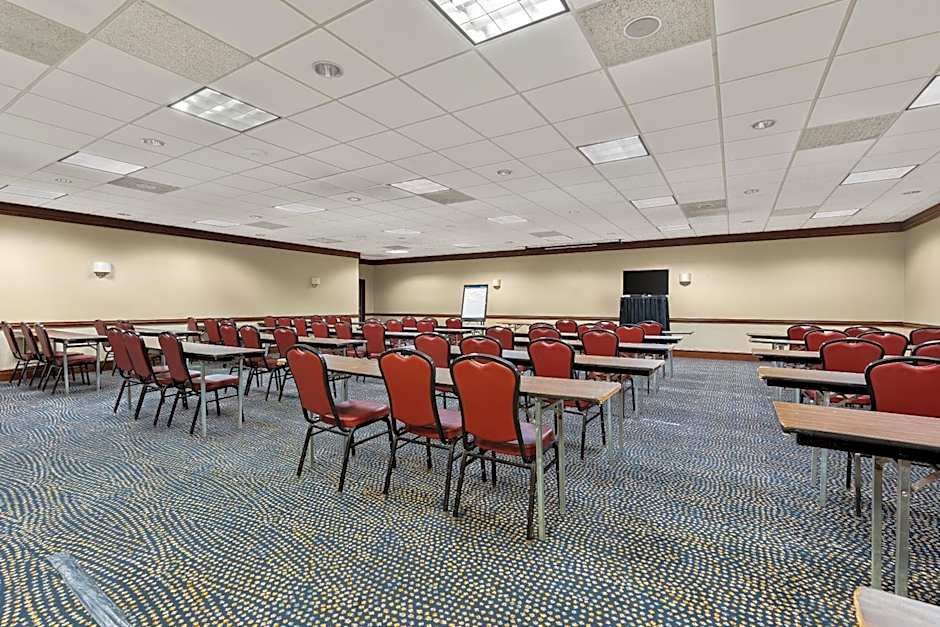 Hotel RL Cleveland Airport West