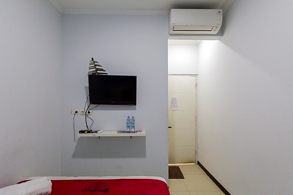 RedDoorz @ Garden Boulevard Citra Raya Tangerang