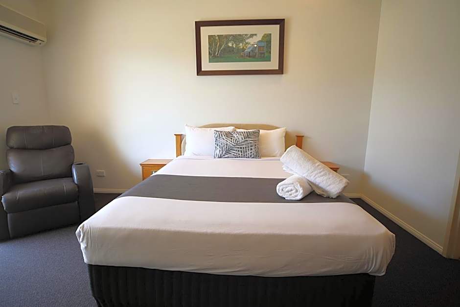 Emerald Explorers Inn