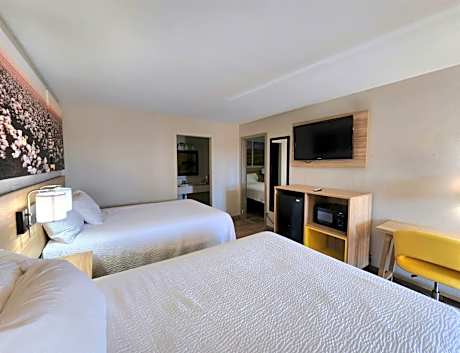 Double Room with Three Double Beds - Smoking