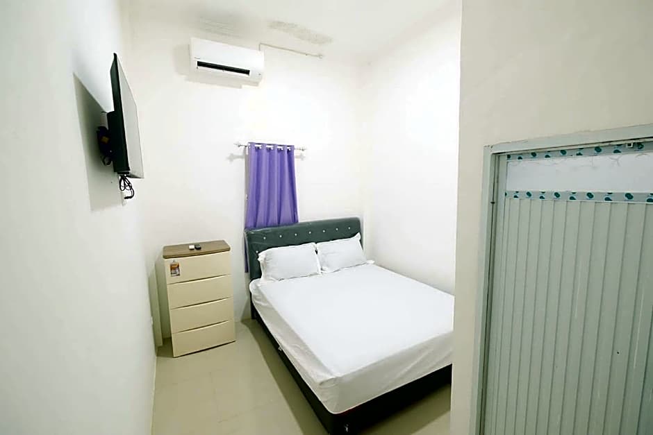 OYO 93756 Qq Kost Near Pantai Kebesaran Beach