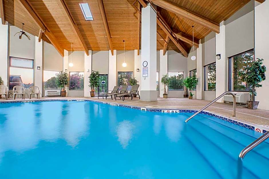 Days Inn & Suites by Wyndham Brinkley