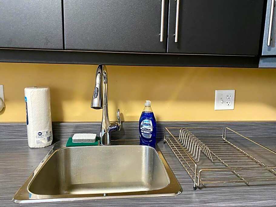 Large Townhouse, Lower Floor with AC, City Center