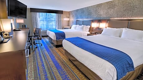 Standard Queen Room with Two Queen Beds and Mobility Accessible Tub