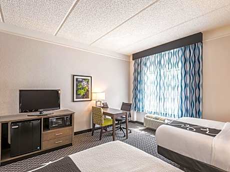 Double Room with Two Double Beds and Bath Tub - Mobility and Hearing Accessible/Non-Smoking