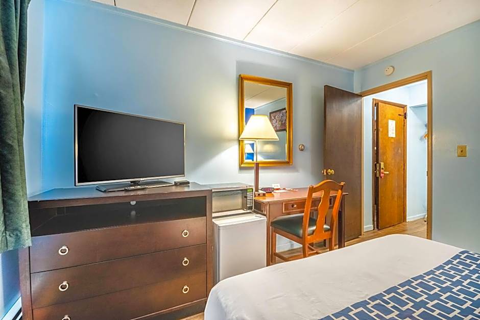 Econo Lodge Inn & Suites Windsor Locks Bradley Airport