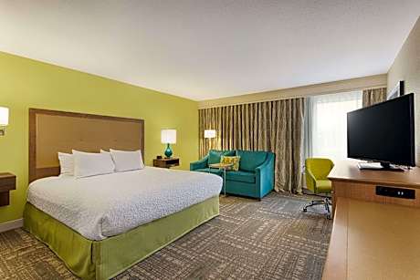 1 King Mobility/hearing Access W/tub Nonsmok Vis Firealrm/door/phn Alrt/sofabed Microwv/fridge/hdtv/