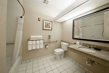2 Queens Mobility/Hearing Access Tub Nosmok