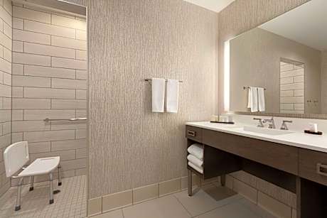 1 King Hear/Mob Acc Roll In Shower 2 Rm Suite