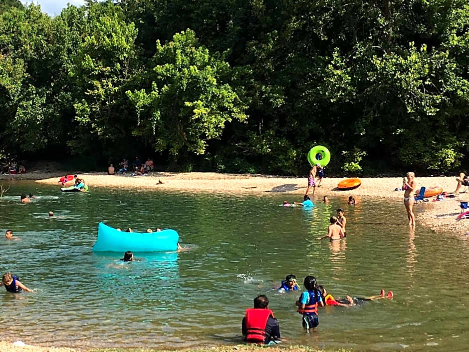 Cassville Four Seasons Inn & Suites