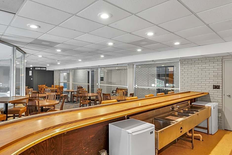 Eastland Suites Hotel & Conference Center By OYO Urbana