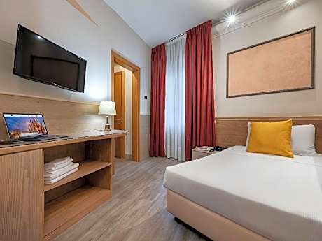 SINGLE SINGLE WITH FRENCH BED