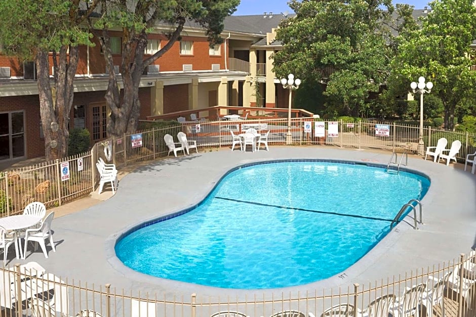 Days Inn by Wyndham Lawton