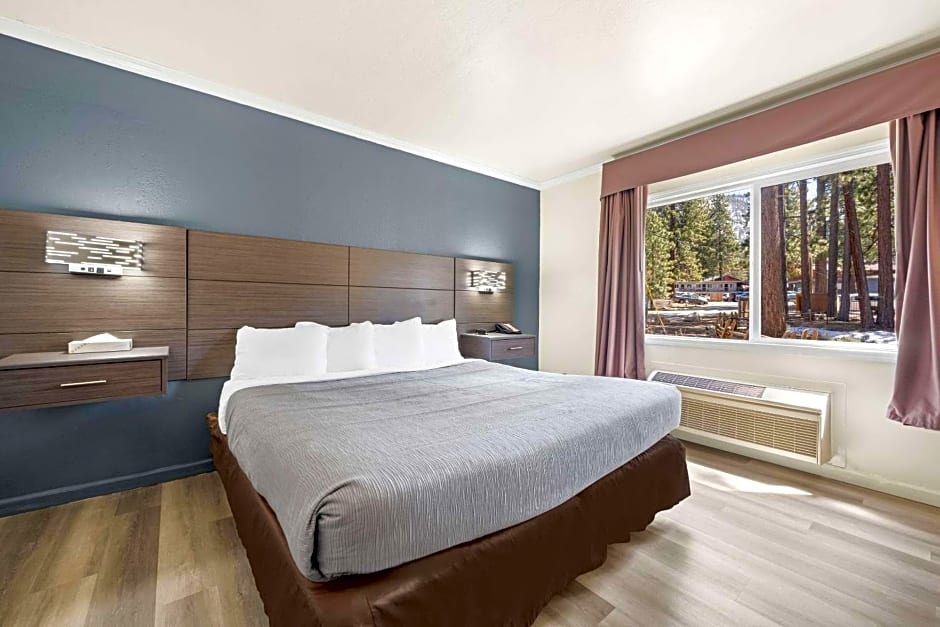 Econo Lodge Inn & Suites Heavenly Village Area