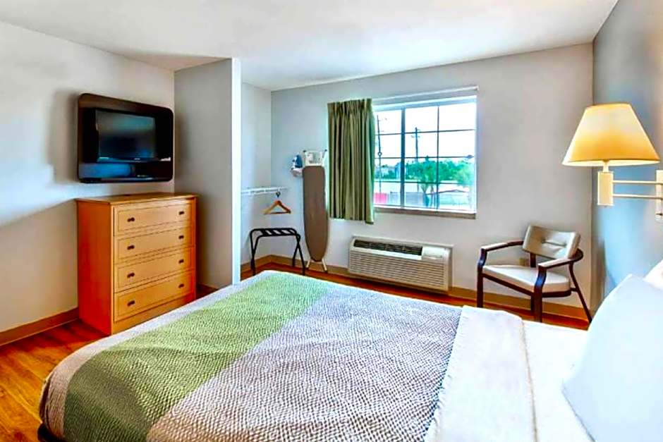 OYO Hotel Sulphur Kitchenette Daily Weekly Stays