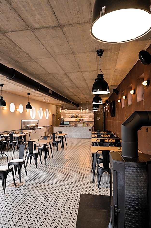 City Hotel B&B, reception 24 7, 800m od-from R1, free parking