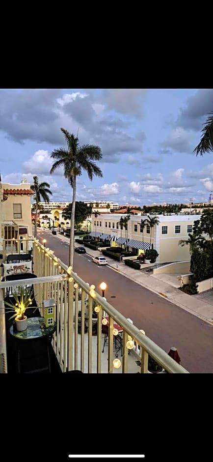 Palm Beach Historic Hotel with Juliette Balconies! 2 blocks from beach!