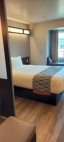 Deluxe Queen Room - Mobility Access/Non-Smoking