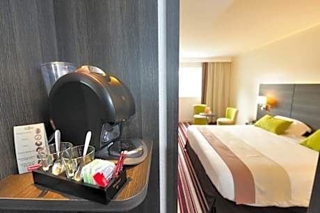 1 King Bed, Standard Room, Spacious, Sound Proof, Bathroom With Italian Shower, Mini Bar, Satellite 