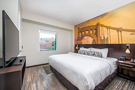 One-Bedroom King Suite with Sofa Bed and Roll-in Shower - Mobility and Hearing Accessible