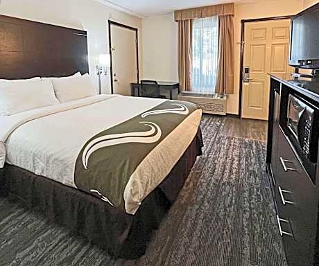 Queen Room - Accessible/Non-Smoking