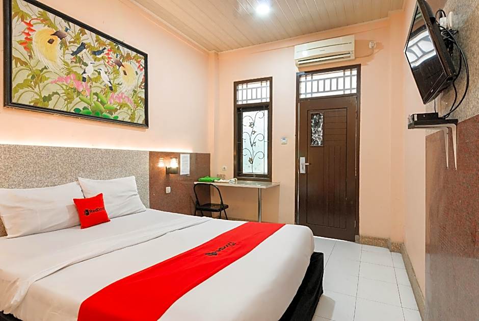 RedDoorz Syariah near Mall Of Serang