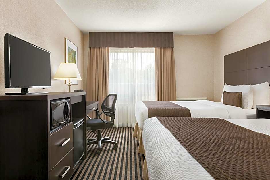 Photo 1 of 5 of 2 Queen Beds, Upper Level