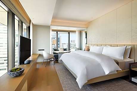 Corner King Room with City View