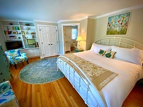 1st Floor King Guestroom