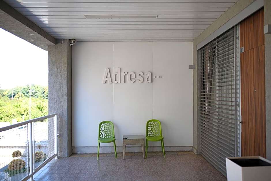 Adresa Suites