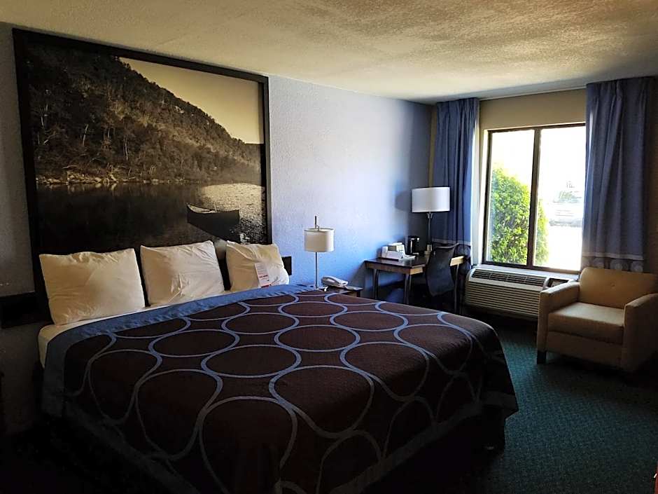 Super 8 by Wyndham Bentonville