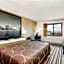 Super 8 by Wyndham Green Bay Near Stadium