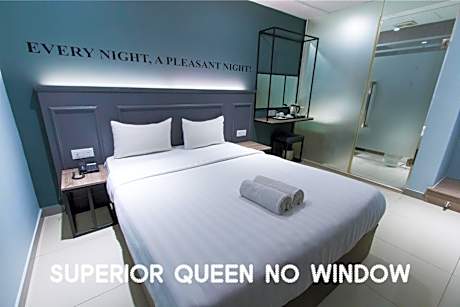 SUPERIOR QUEEN WITH WINDOW