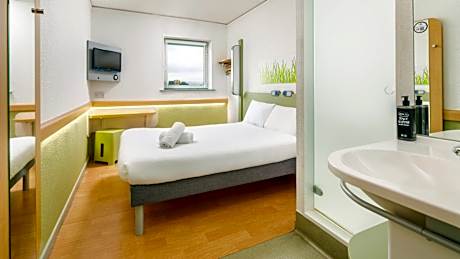 Double Room With One Double Bed For Up To 2 People
