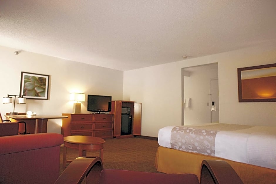 La Quinta Inn & Suites by Wyndham Kansas City North