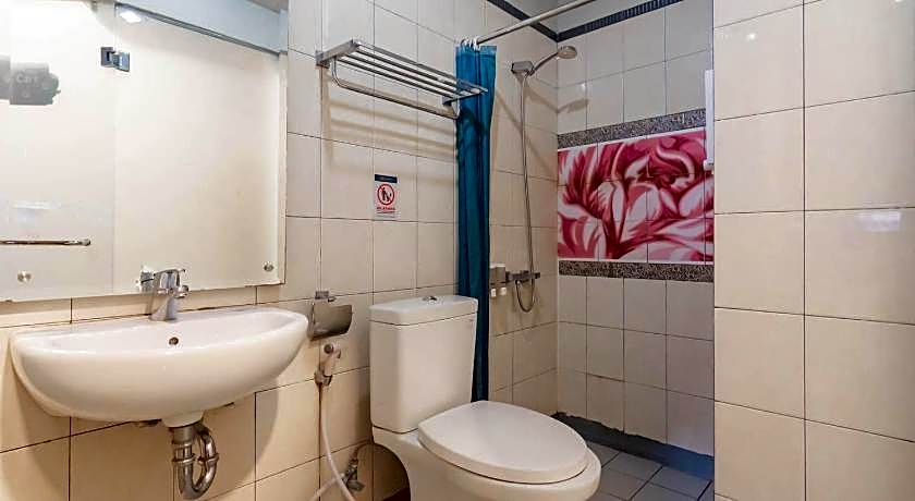 RedDoorz Plus near Asia Afrika 3