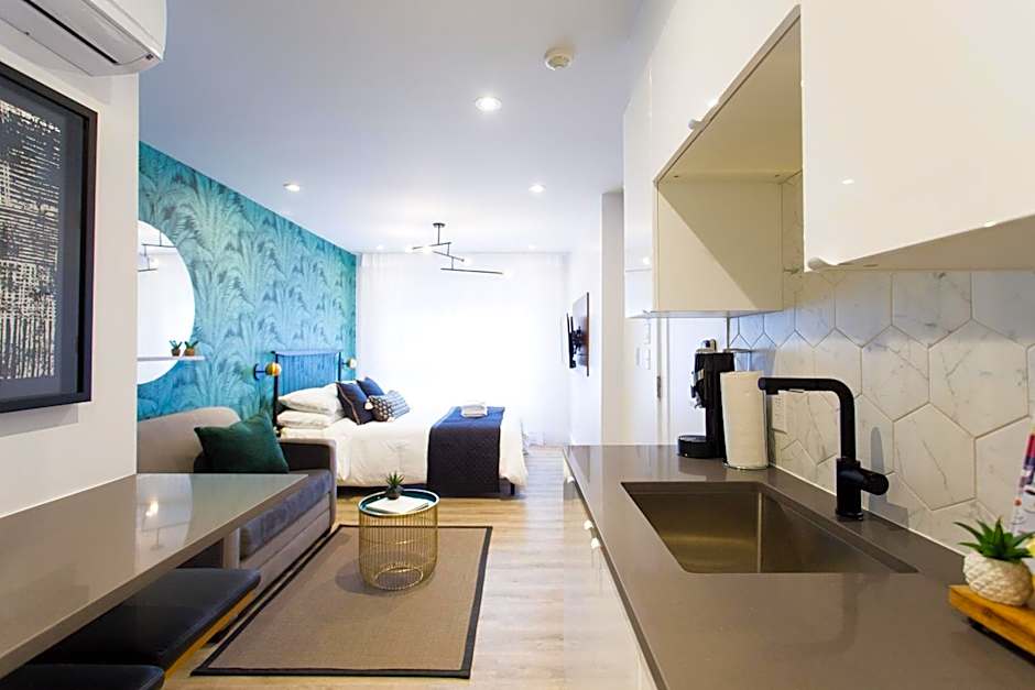 Blue Tropics Studio in Little Italy with kitchen by Den Stays