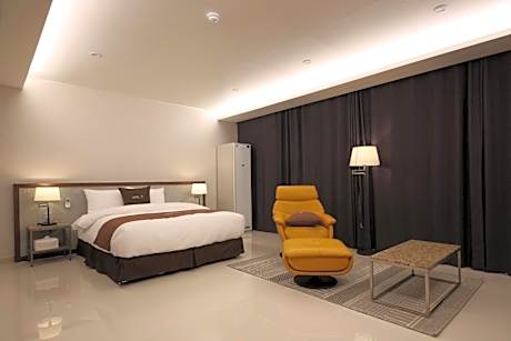 Hotel J's