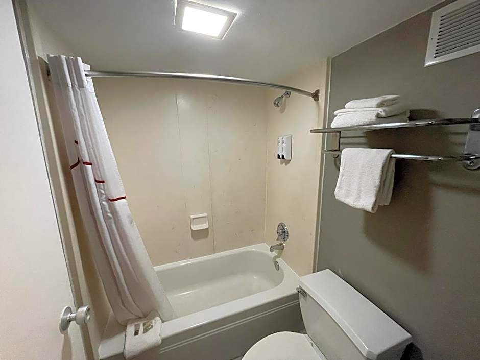 Red Roof Inn & Suites Dekalb