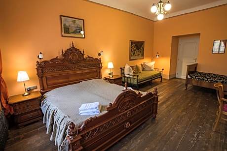 Double room with extra bed and Castle View