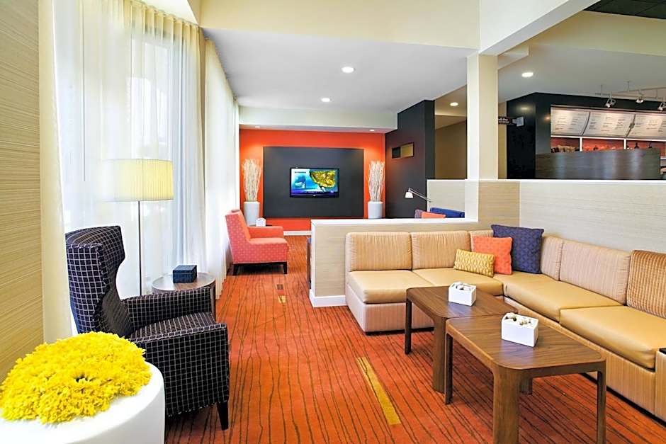 Courtyard by Marriott Fresno