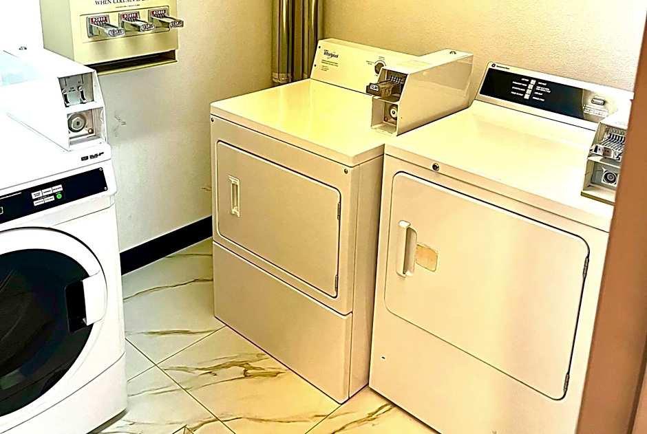 Super 8 by Wyndham Hinton